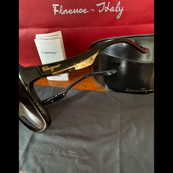 SALVATORE FERRAGAMO WOMEN’S SUNGLASSES 😎 Italy😎 - Picture 5 of 7